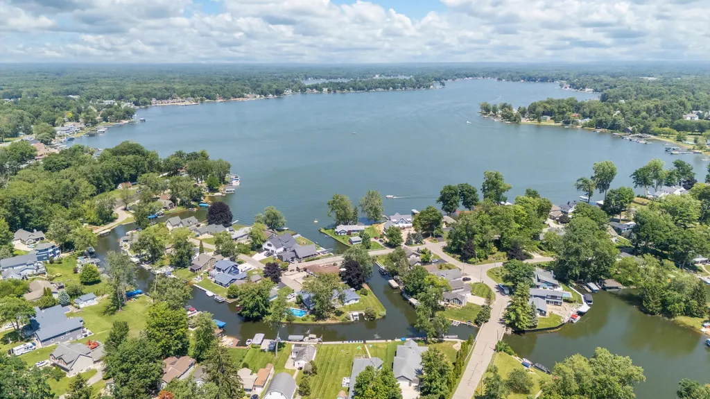 5036 Shoreview Drive Coloma Charter Township MI 49038