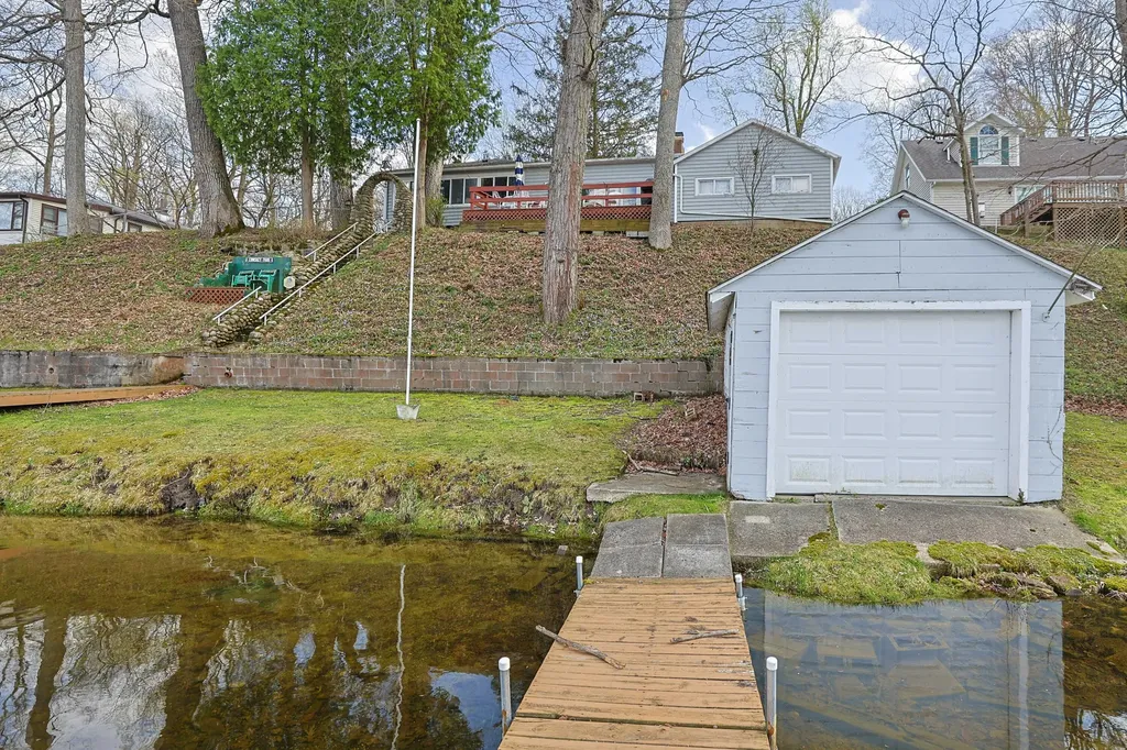 15899 Lakeview Drive Buchanan Township MI 49107