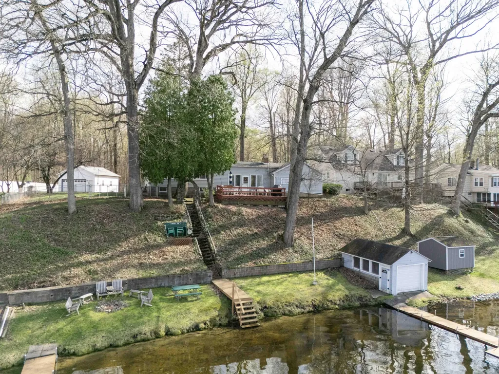 15899 Lakeview Drive Buchanan Township MI 49107
