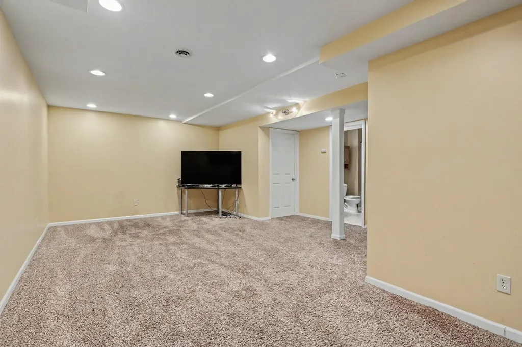 2233 Suncrest Breeze Oronoko Charter Township MI 49103