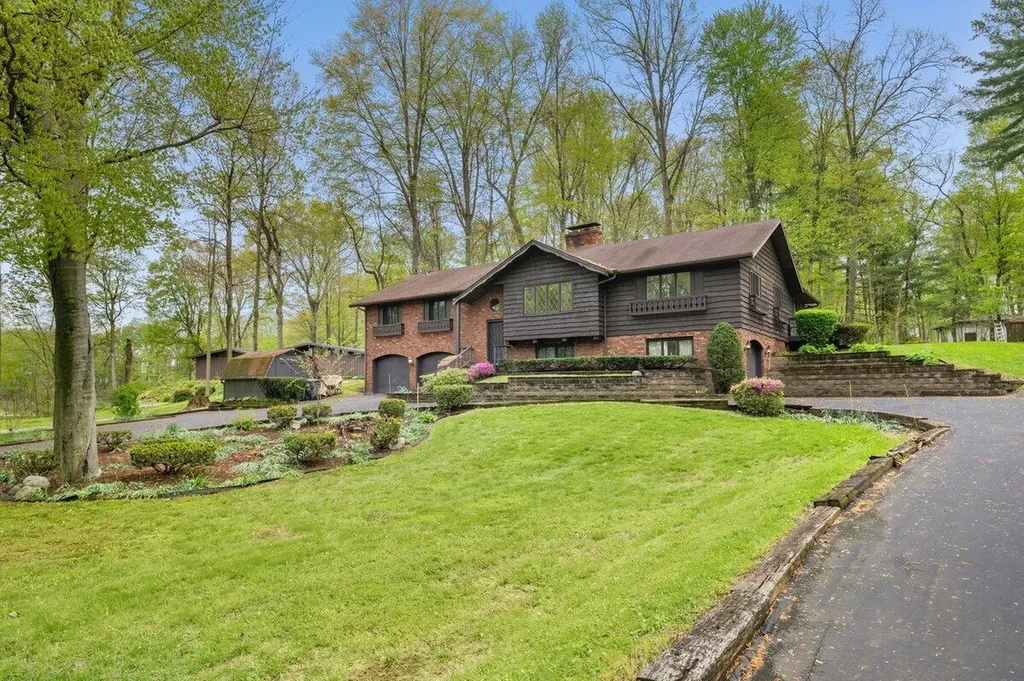 2552 Ridgewood Trail Oronoko Charter Township MI 49103