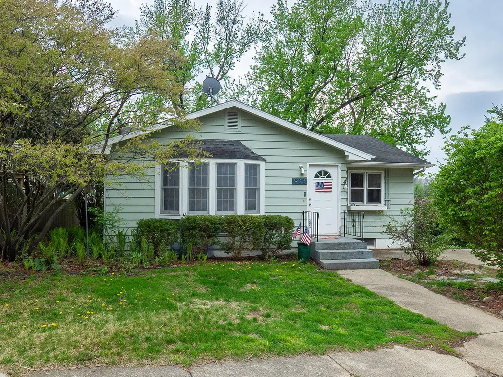 923 Bell Avenue New Buffalo City MI 49117