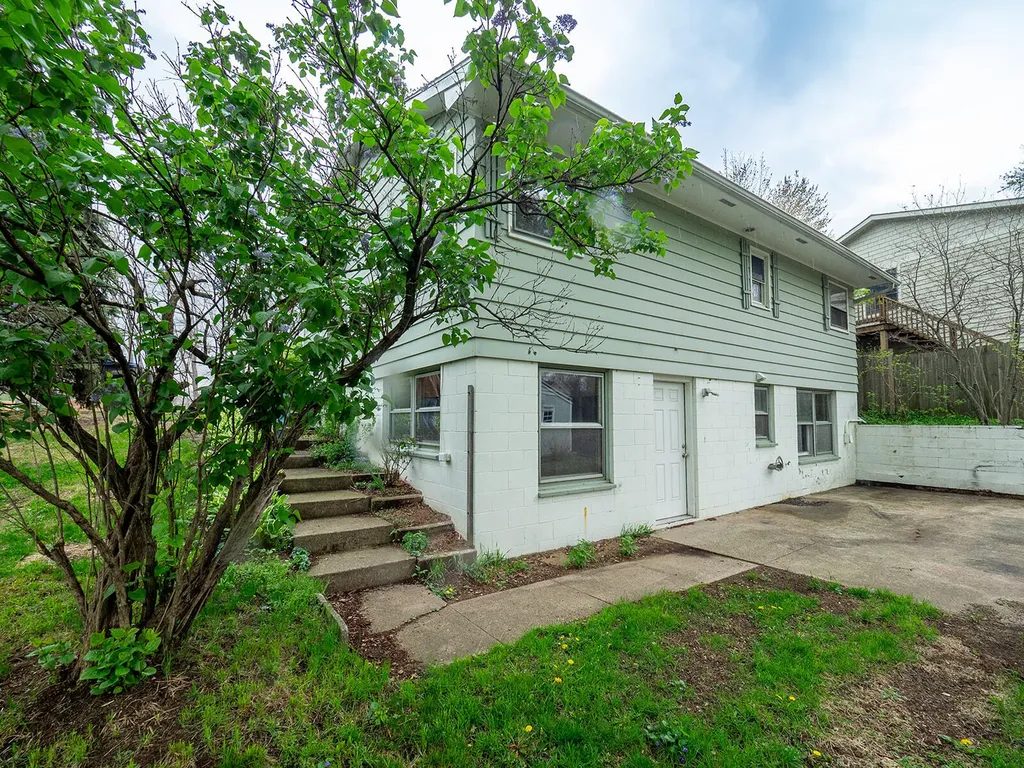 923 Bell Avenue New Buffalo City MI 49117