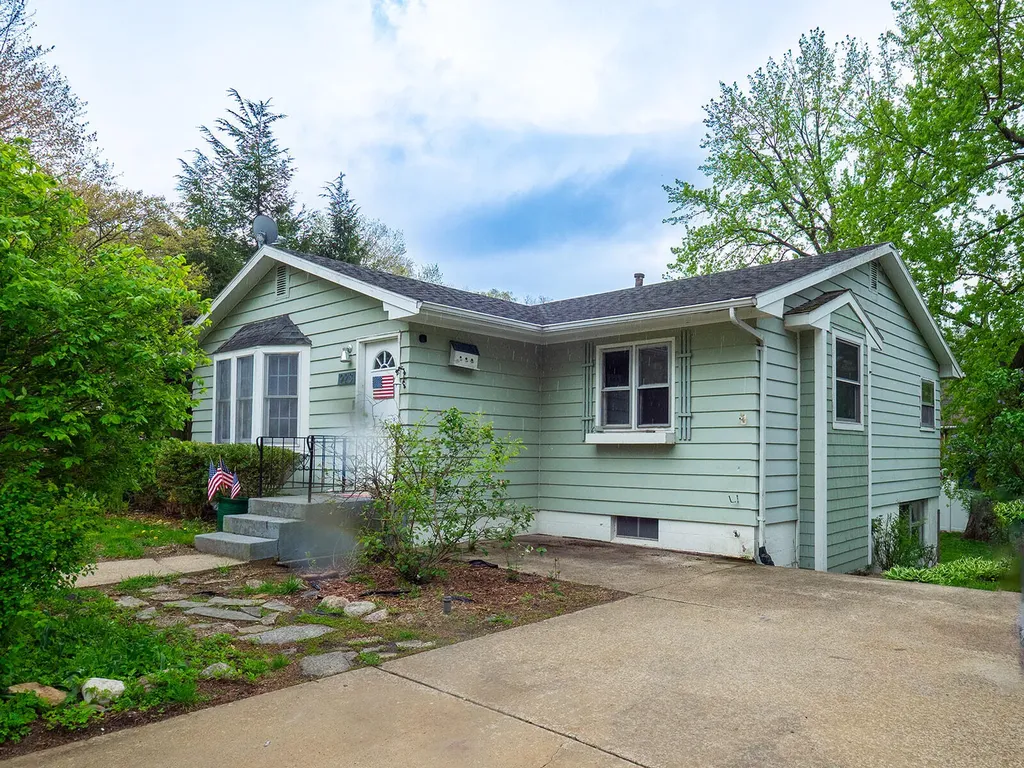 923 Bell Avenue New Buffalo City MI 49117