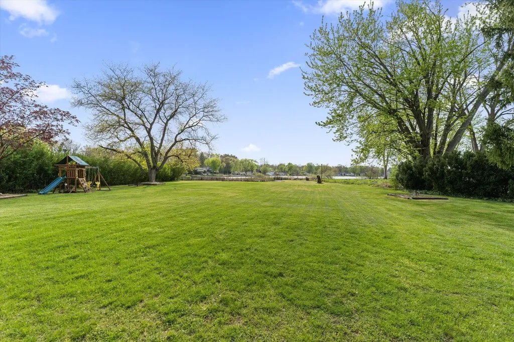 70328 Lakeview Drive Ontwa Township MI 49112