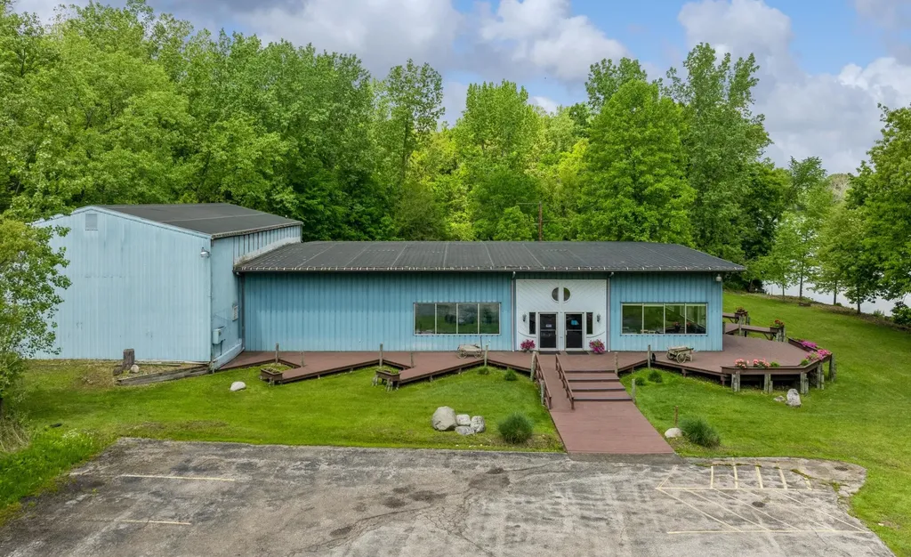 15437 Red Bud Trail N Buchanan Township MI 49107