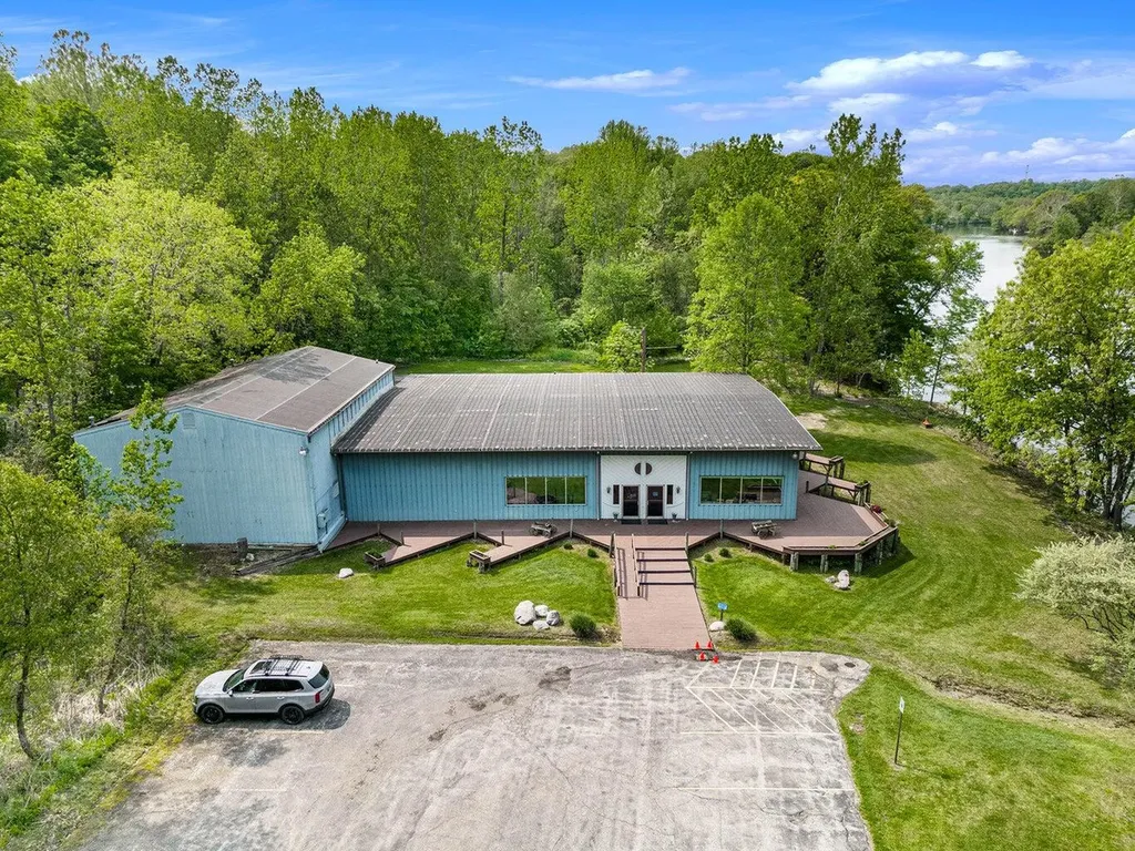 15437 Red Bud Trail N Buchanan Township MI 49107