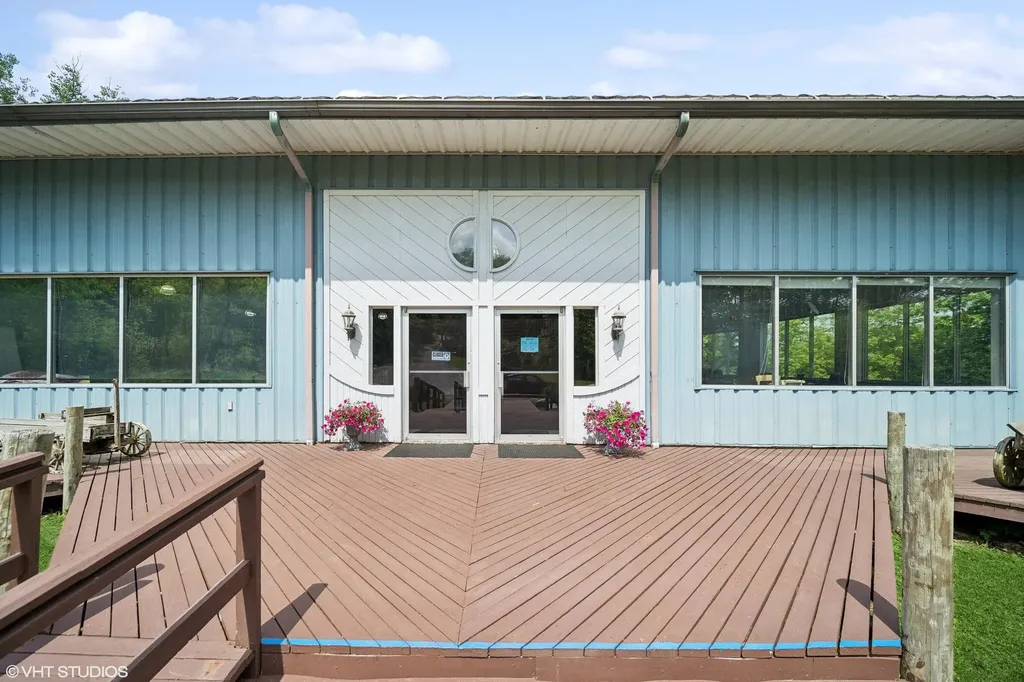 15437 Red Bud Trail N Buchanan Township MI 49107
