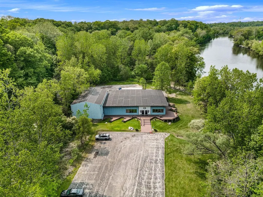 15437 Red Bud Trail N Buchanan Township MI 49107