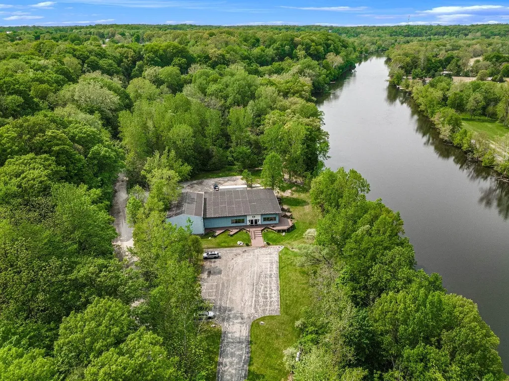 15437 Red Bud Trail N Buchanan Township MI 49107