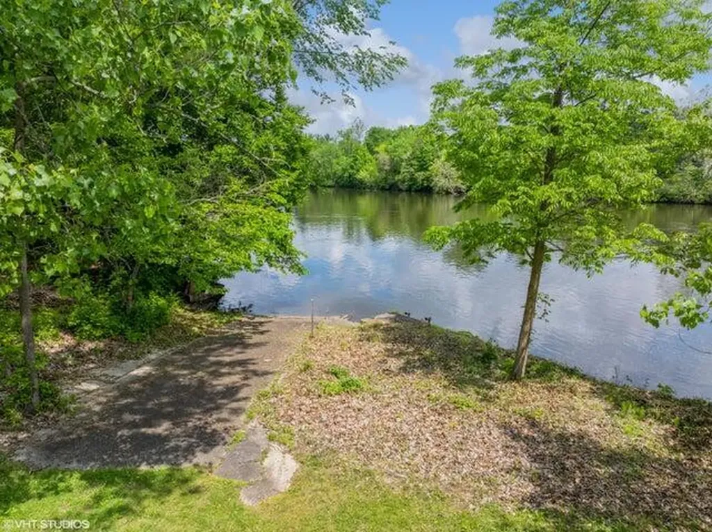 15437 Red Bud Trail N Buchanan Township MI 49107