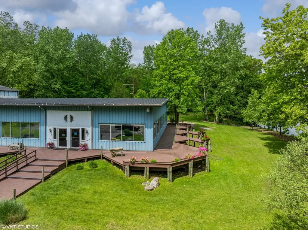 15437 Red Bud Trail N Buchanan Township MI 49107