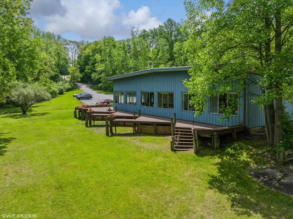 15437 Red Bud Trail N Buchanan Township MI 49107