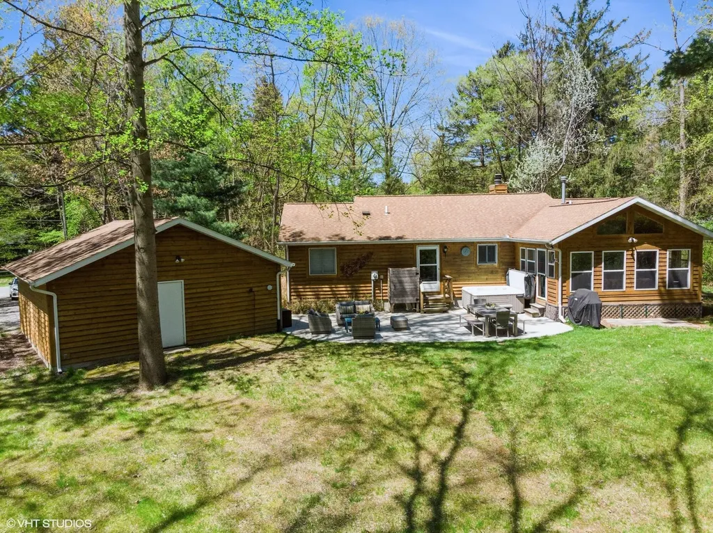 6490 E Chikaming Chikaming Township MI 49125