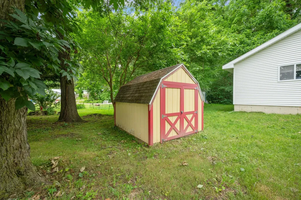 52653 Lakeview Drive Wayne Township MI 49047