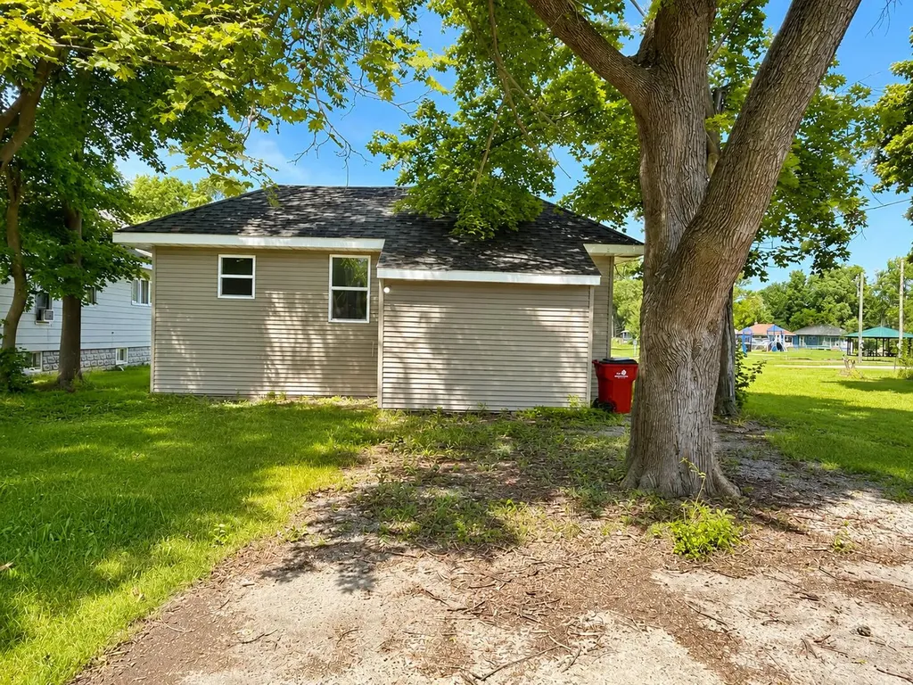1027 Broadway Benton Harbor City MI 49022