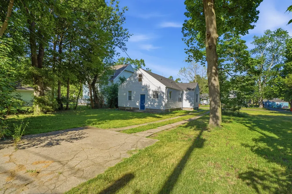 1027 Monroe Street Benton Harbor City MI 49022