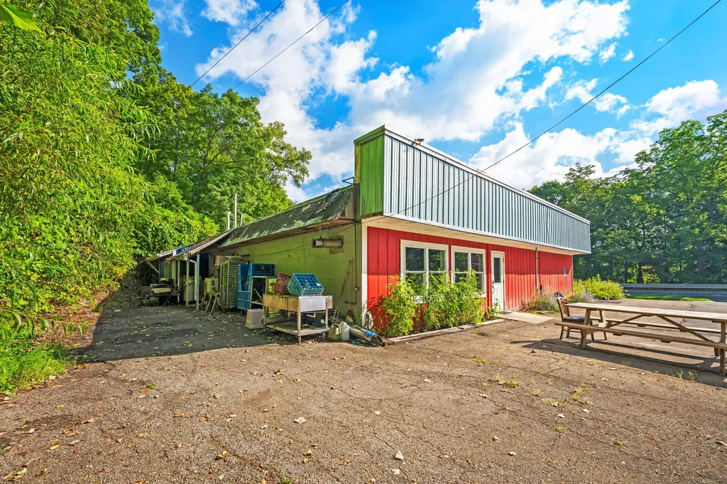 15212 Red Bud Trail N Buchanan Township MI 49107