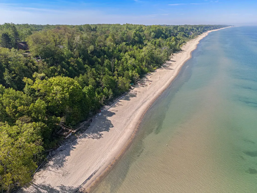 540 East Drive Unknown City MI 49090
