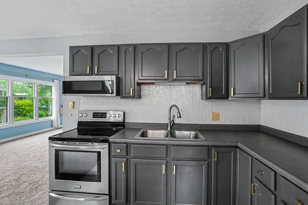540 East Drive Unknown City MI 49090