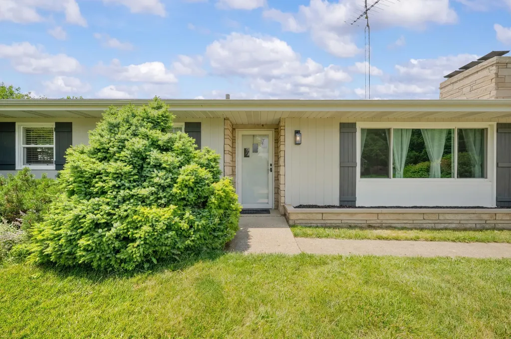 8956 Maplewood Drive Oronoko Charter Township MI 49103