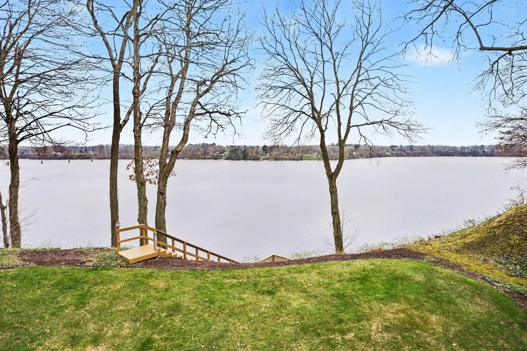 9895 Lakeview Drive Oronoko Charter Township MI 49103