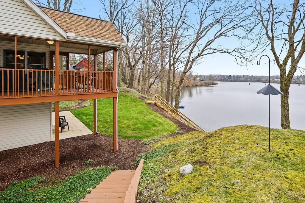 9895 Lakeview Drive Oronoko Charter Township MI 49103