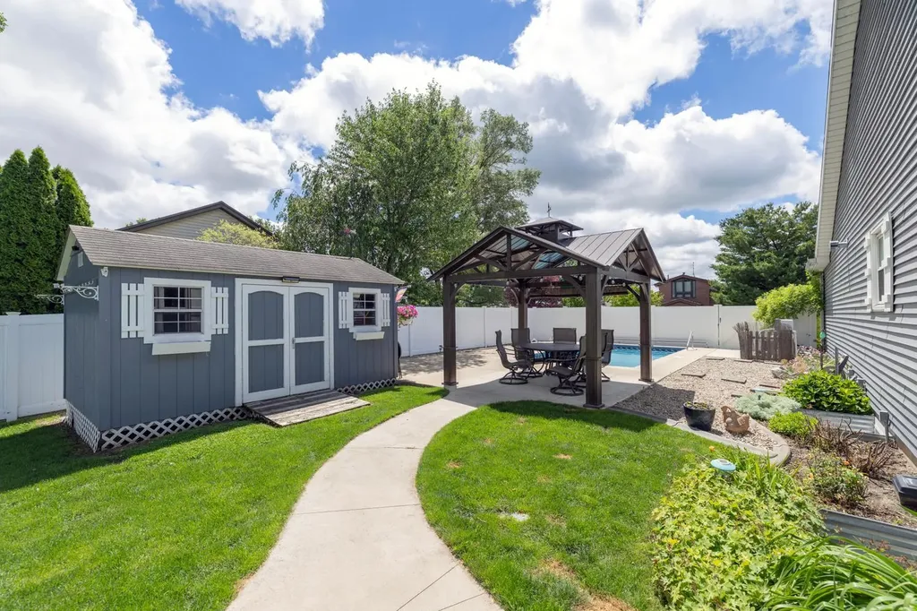 68271 Eagle Lake Road Ontwa Township MI 49112