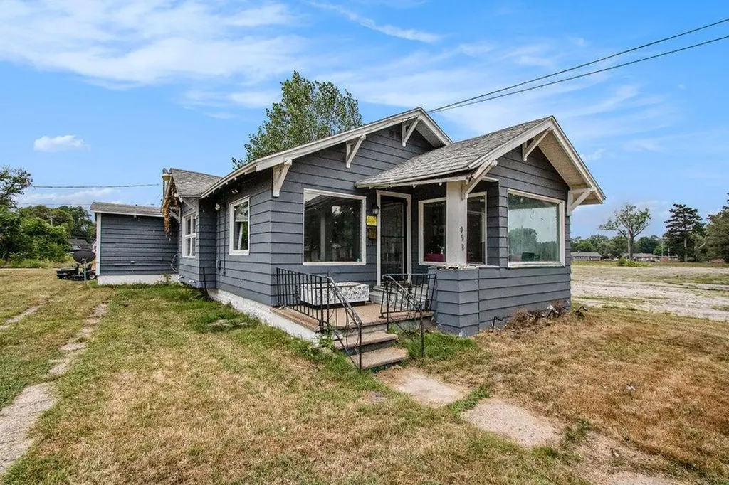 952 Pipestone Street Benton Harbor City MI 49022