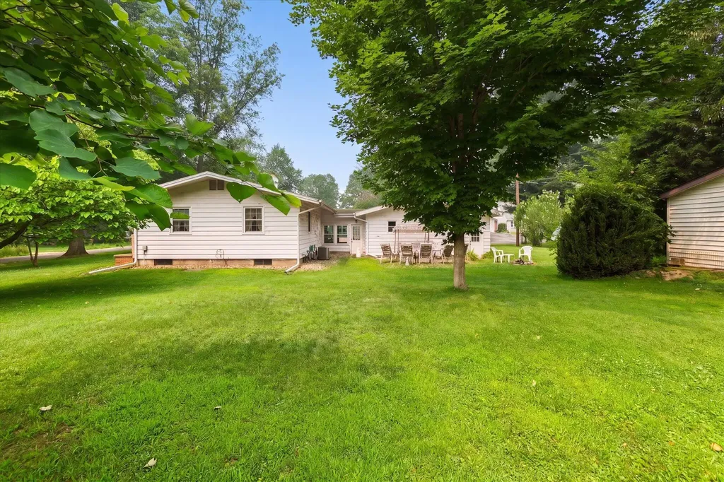 441 E Parsons Avenue Watervliet City MI 49098