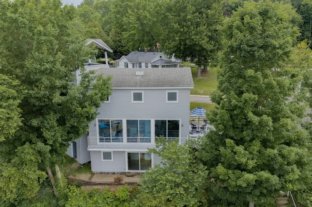 15657 Lakeview Drive Buchanan Township MI 49107