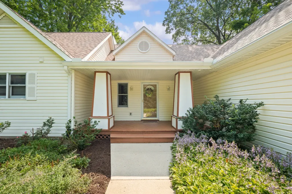 9895 Lakeview Drive Oronoko Charter Township MI 49103