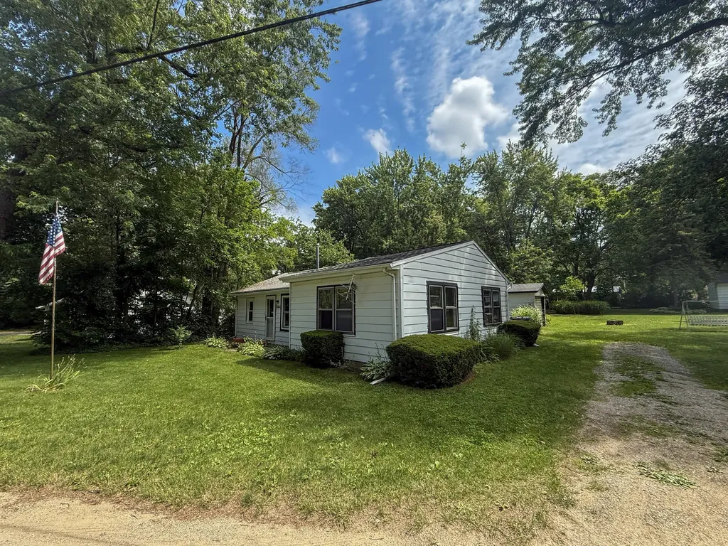 52411 Lakeview Drive Wayne Township MI 49047
