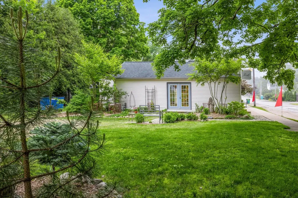 14913 Lakeside Road Chikaming Township MI 49116