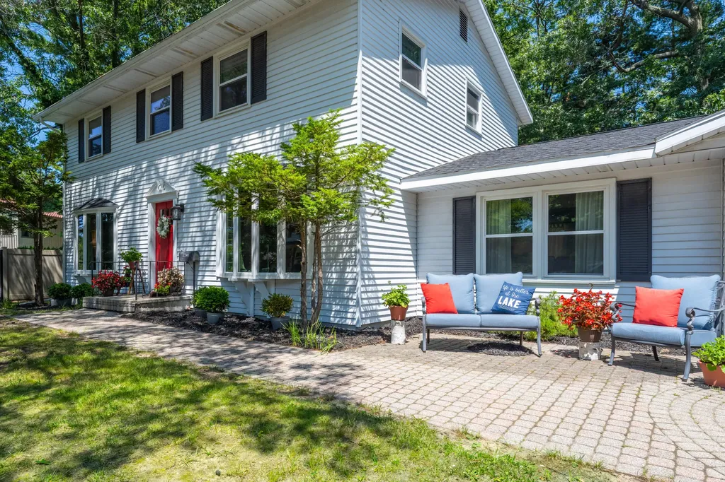 2240 Pleasant Hill Drive Norton Shores City MI 49441