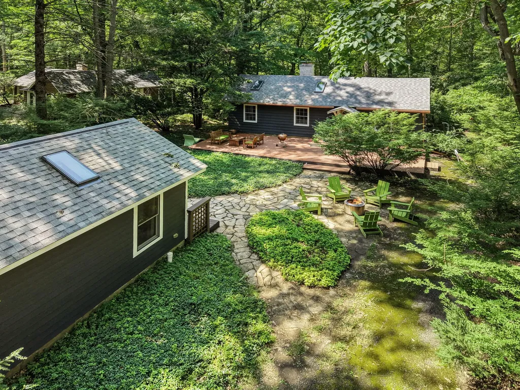 7075 Horseshoe Chikaming Township MI 49115