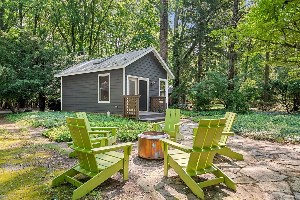 7075 Horseshoe Chikaming Township MI 49115