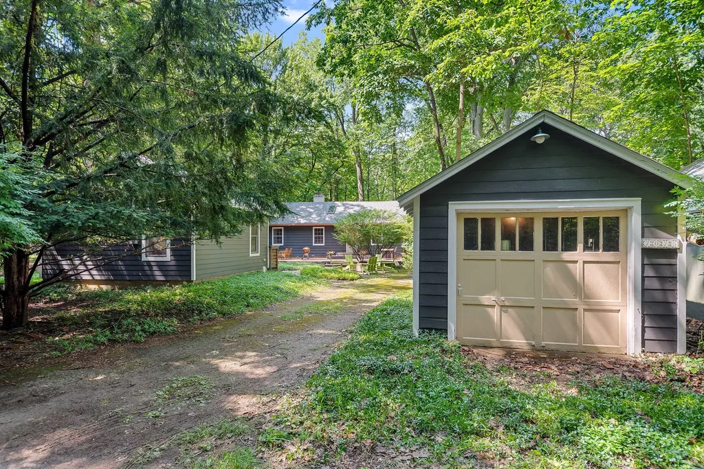7075 Horseshoe Chikaming Township MI 49115