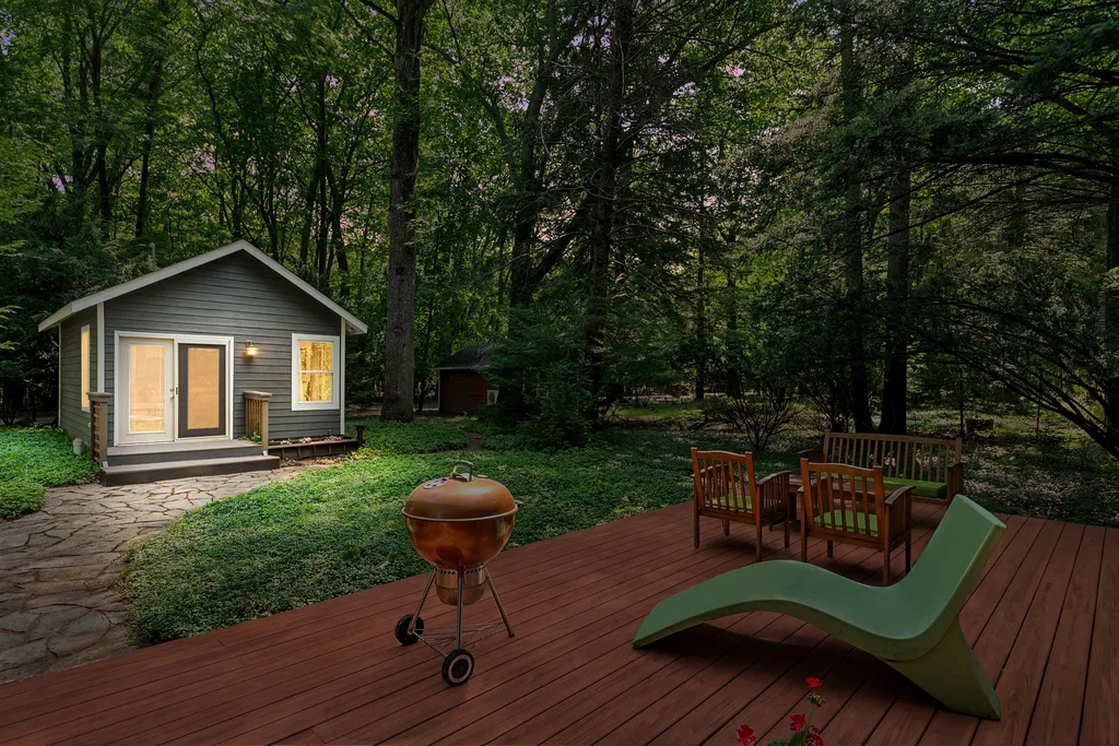 7075 Horseshoe Chikaming Township MI 49115