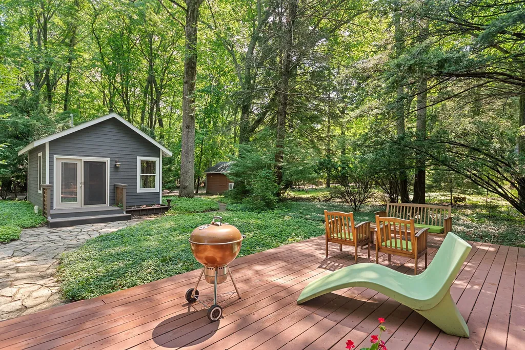 7075 Horseshoe Chikaming Township MI 49115