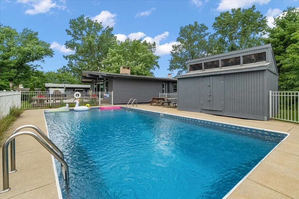 5501 Sunset Path Lincoln Charter Township MI 49127