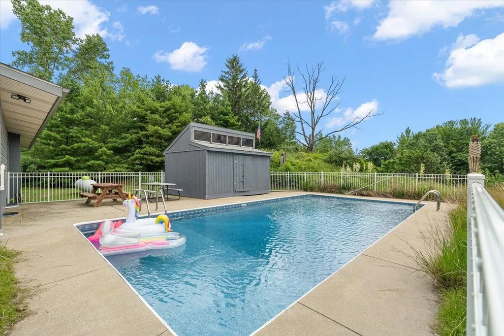 5501 Sunset Path Lincoln Charter Township MI 49127