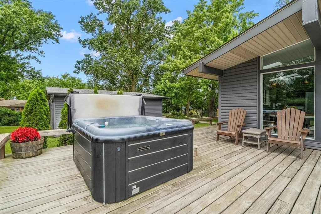 5501 Sunset Path Lincoln Charter Township MI 49127