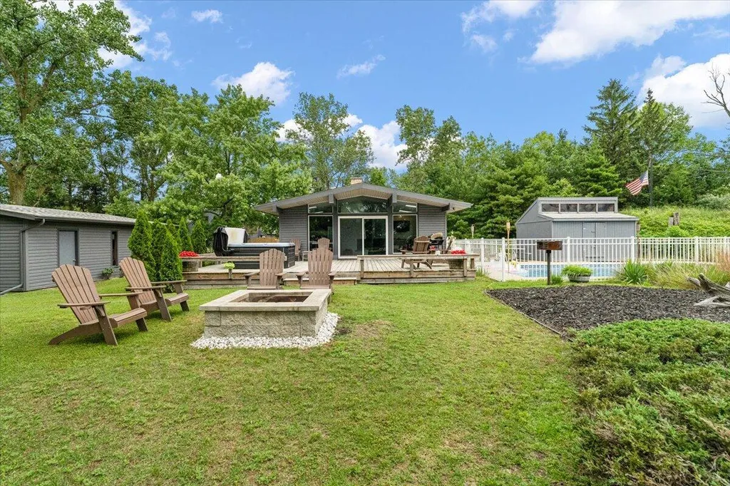 5501 Sunset Path Lincoln Charter Township MI 49127