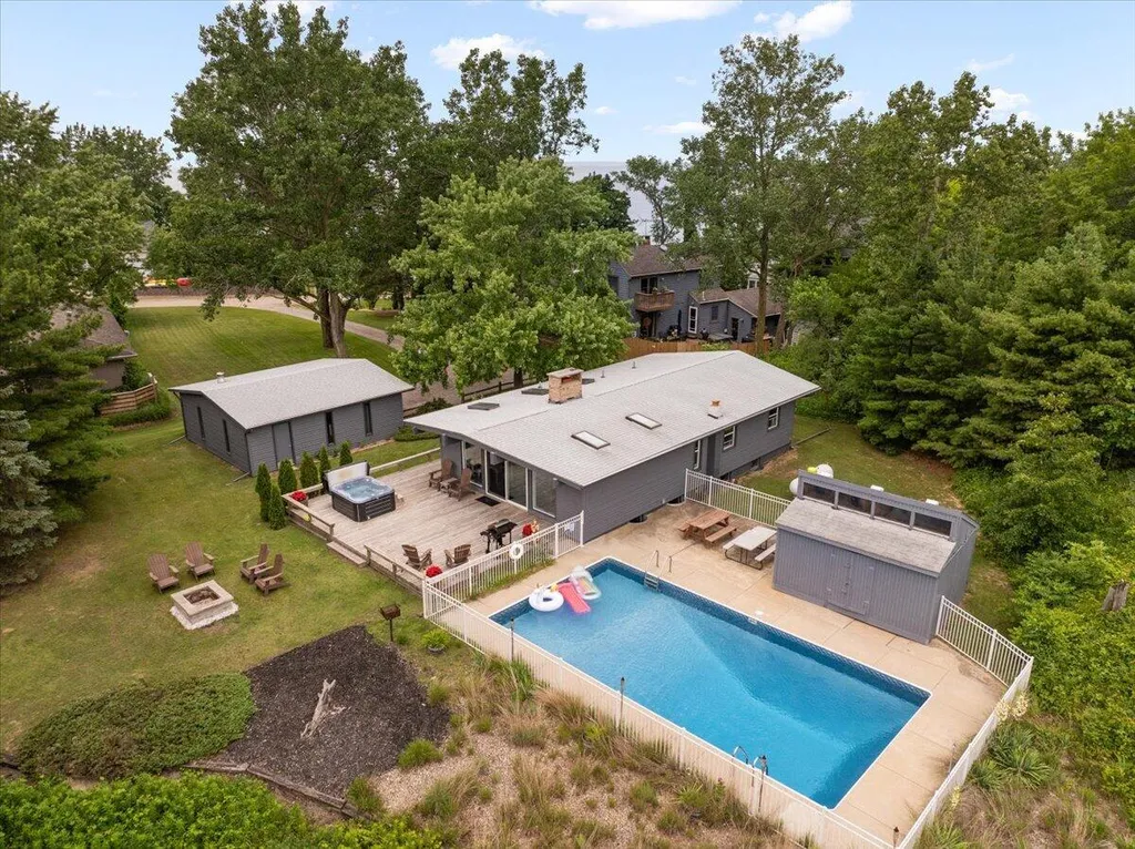 5501 Sunset Path Lincoln Charter Township MI 49127