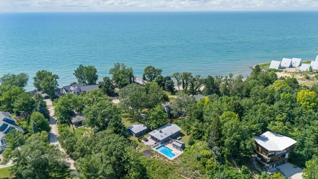 5501 Sunset Path Lincoln Charter Township MI 49127