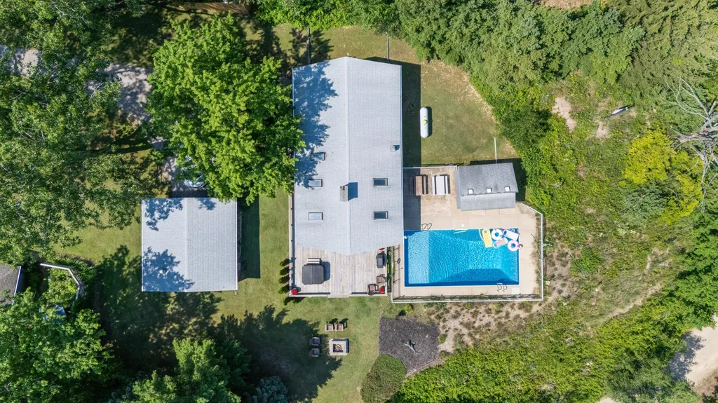 5501 Sunset Path Lincoln Charter Township MI 49127