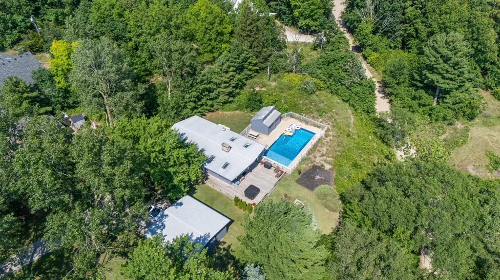 5501 Sunset Path Lincoln Charter Township MI 49127