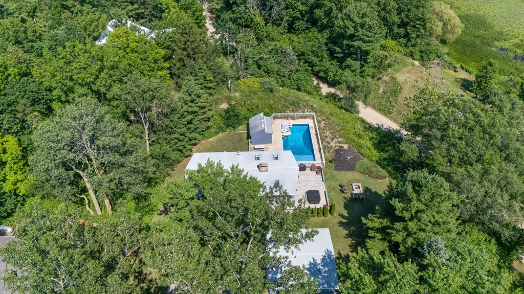 5501 Sunset Path Lincoln Charter Township MI 49127