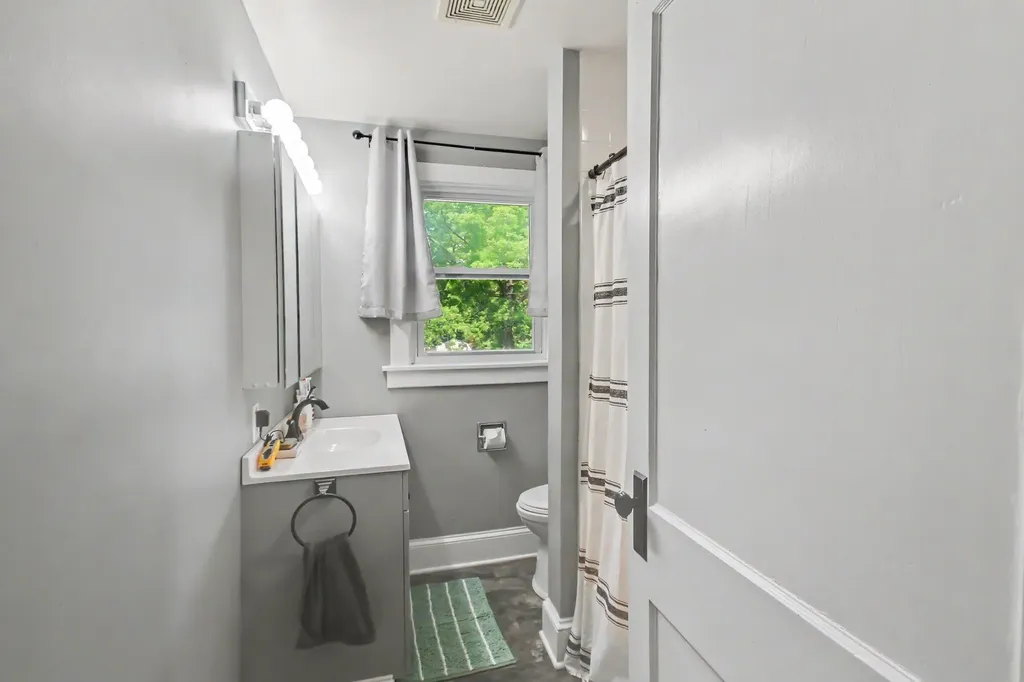 1217 Pinehurst Boulevard Kalamazoo Charter Township MI 49006
